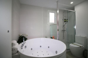 Stylish & New Poblenou Apartment with Jacuzzi, Sleeps 4, Rooms 2